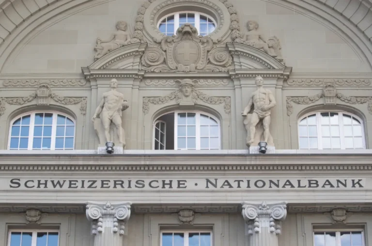 SEPUTAR FOREX HARI INI: SNB PANGKAS SUKU BUNGA! MATA UANG SWISS LANGSUNG ANJLOK!