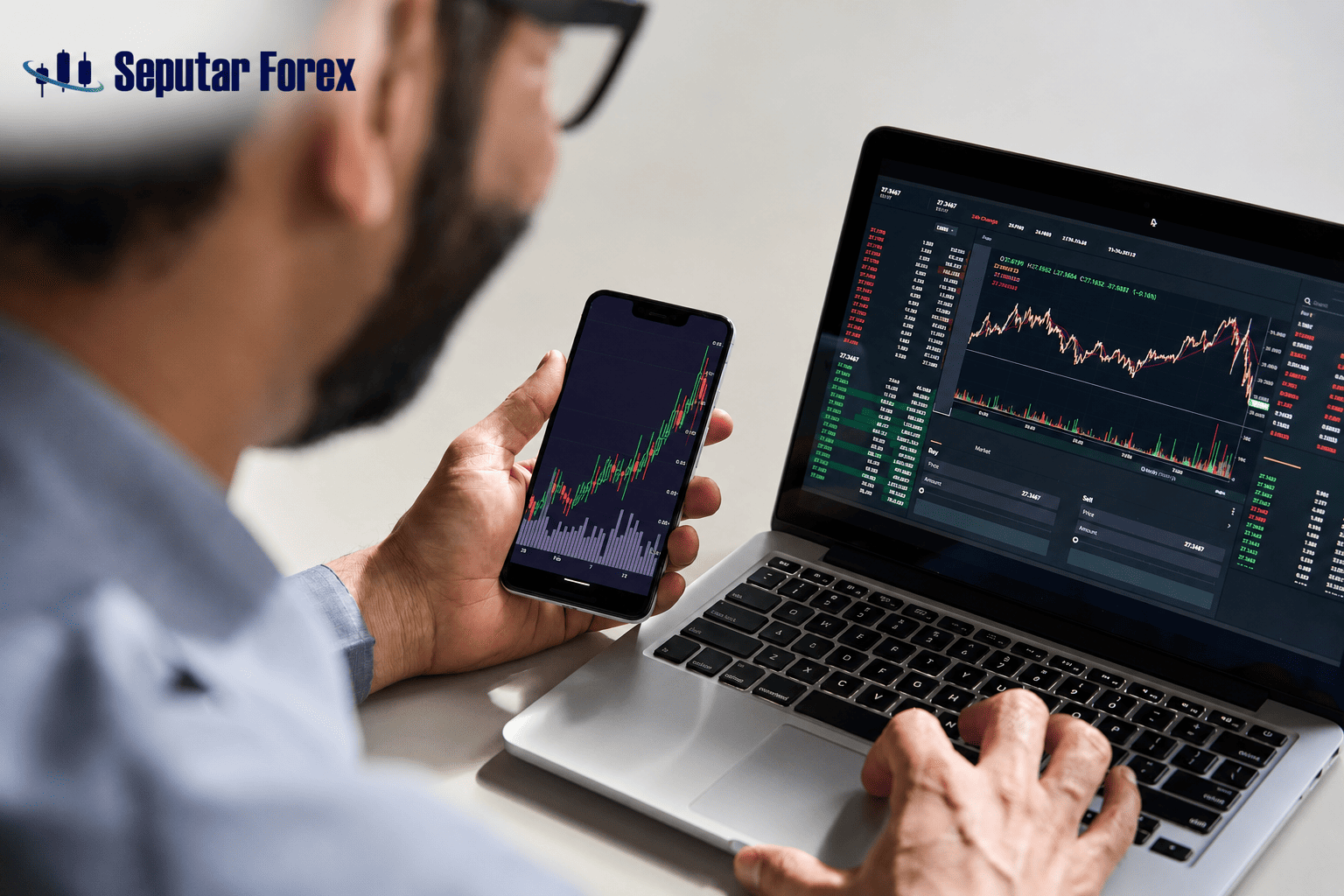 akun-demo-trading-smartphone-laptop