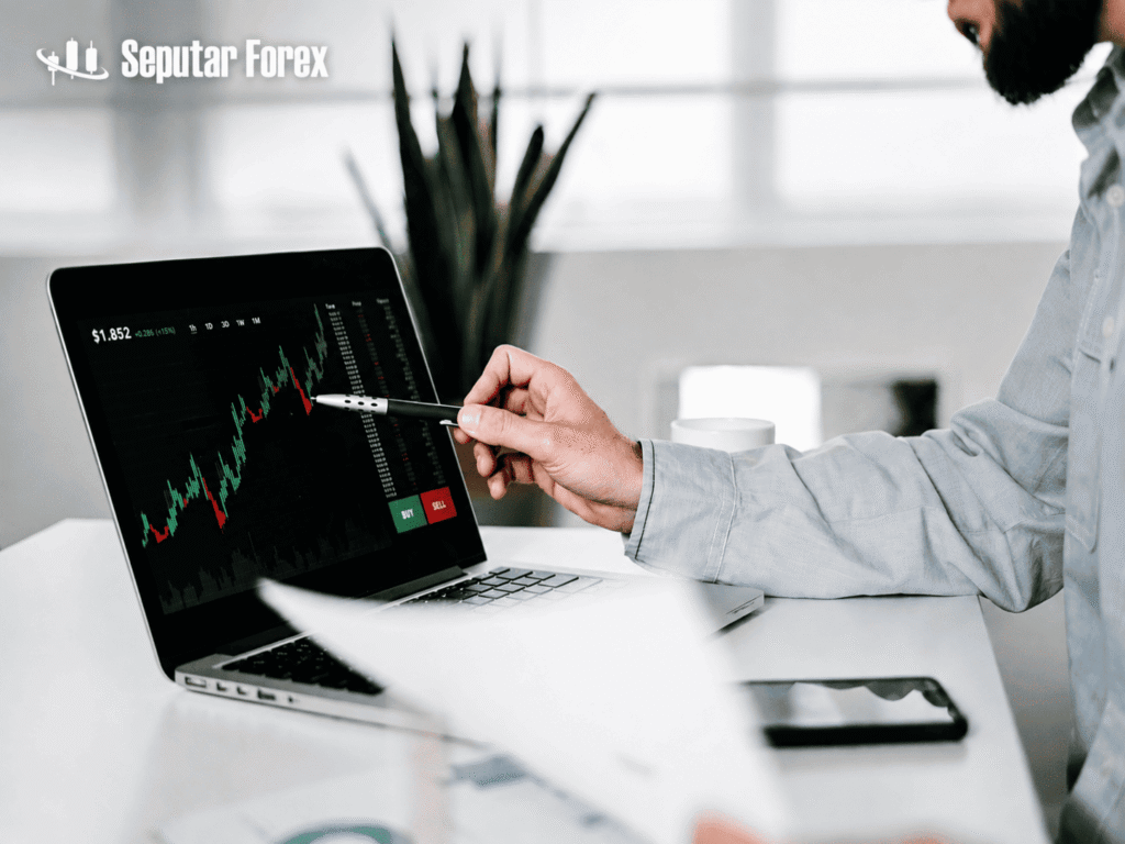 trader-membaca-chart-forex-di-laptop