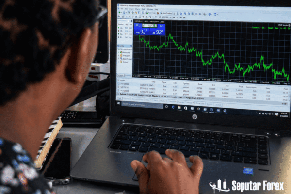 trader-menganalisis-chart-forex-leverage