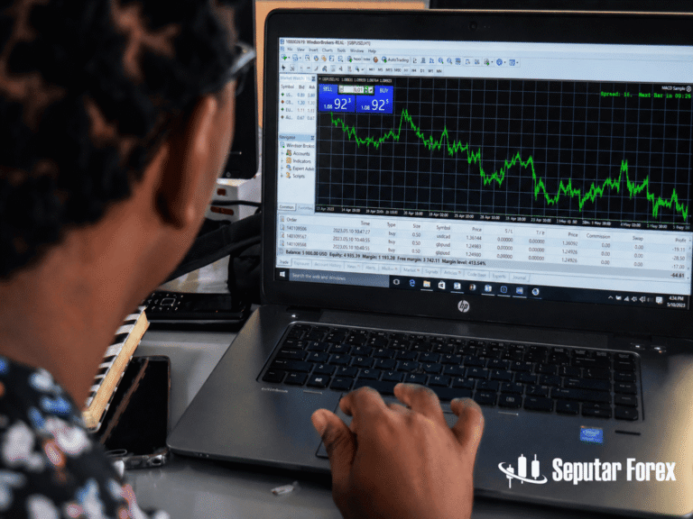 trader-menganalisis-chart-forex-leverage